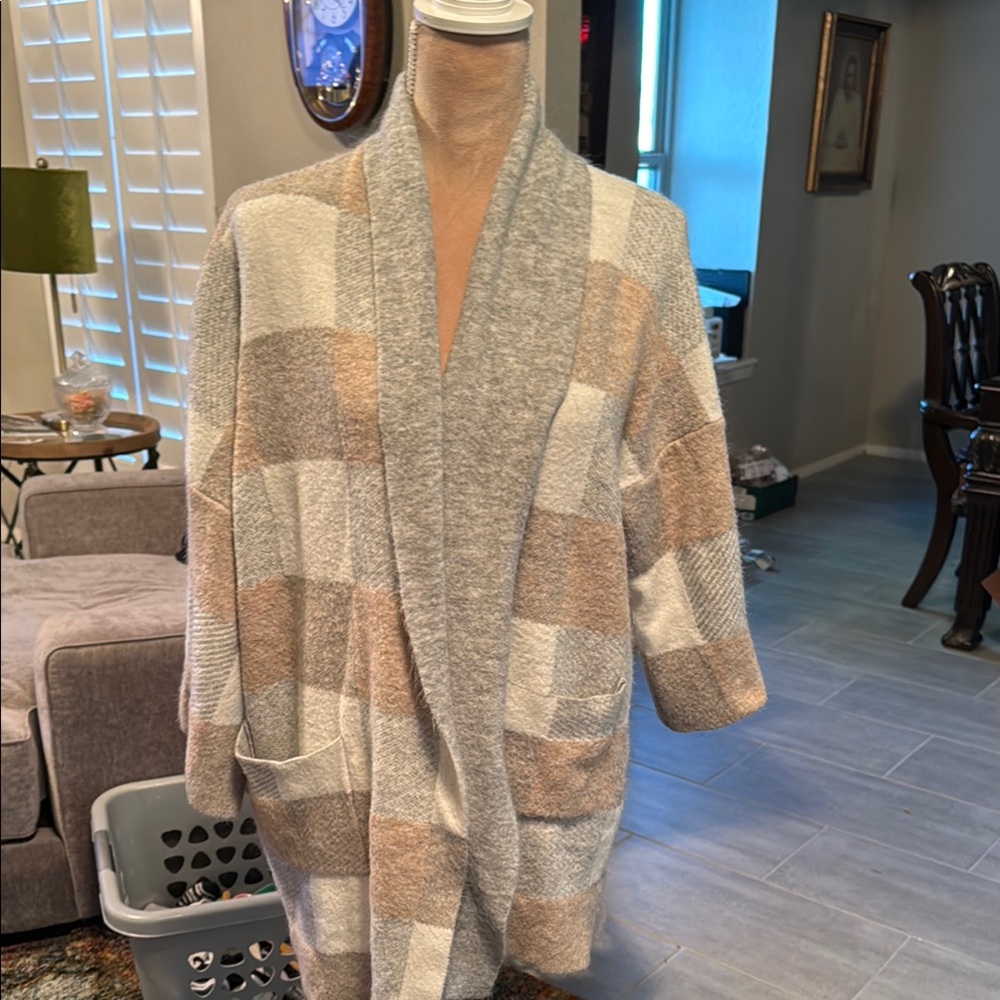 Checkered cardigan with front pockets. No damage. Great condition.